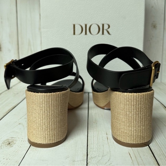 Excellent condition Christian Dior Calfskin Raffia
Embroidered Dway Platform38/5 - Picture 6 of 11